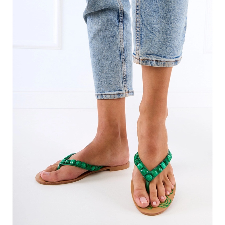 Chanclas verdes decoradas con guijarros 1