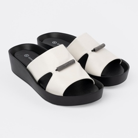 Goodin Chanclas en blanco y negro en una cuña baja 3