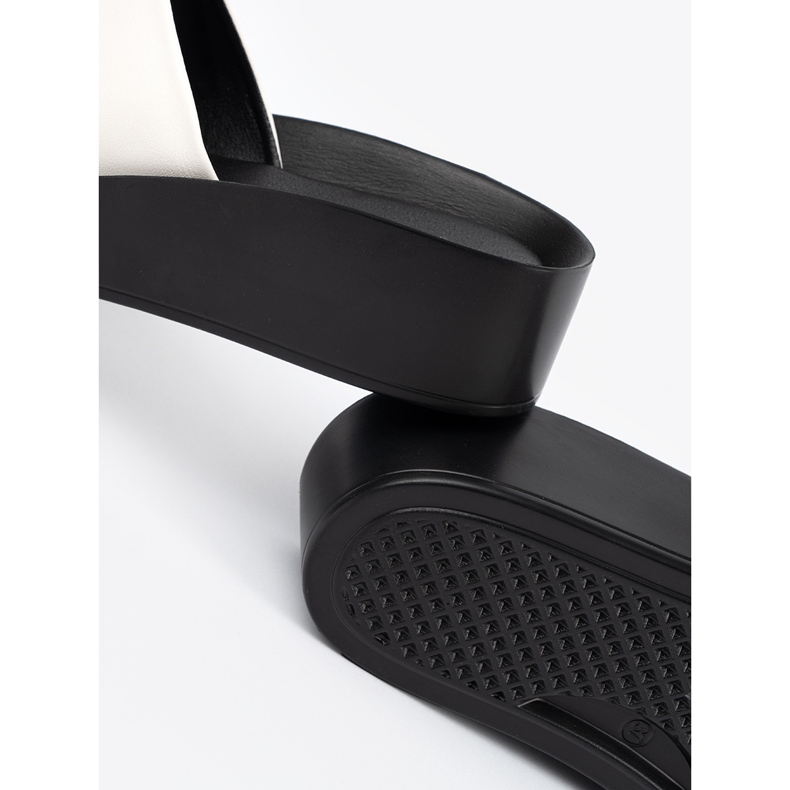 Goodin Chanclas en blanco y negro en una cuña baja 1