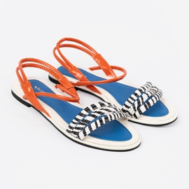 Sandalias multicolores en una suela plana 3