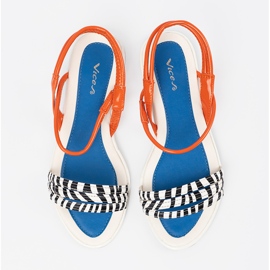 Sandalias multicolores en una suela plana 4