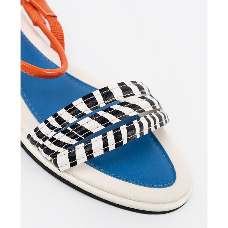 Sandalias multicolores en una suela plana 1