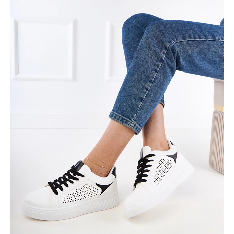 Zapatillas blancas con insertos negros en la plataforma blanco 2