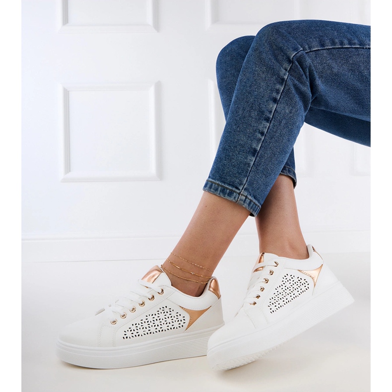 Zapatillas blancas con insertos de oro en la plataforma blanco 2 Zapatillas blancas con insertos de oro en la plataforma blanco 2