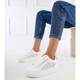 Zapatillas blancas con insertos de oro en la plataforma blanco 1 Zapatillas blancas con insertos de oro en la plataforma blanco 1