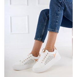 Zapatillas blancas con insertos de oro en la plataforma blanco 3