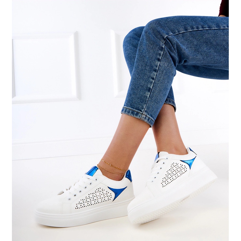 Zapatillas blancas con insertos azules en la plataforma blanco 1 Zapatillas blancas con insertos azules en la plataforma blanco 1