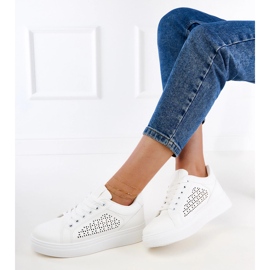Zapatillas blancas en la plataforma. blanco 2