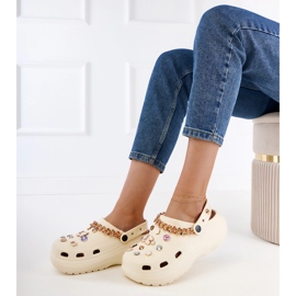 Flip beige -flops construidos con decoraciones 3