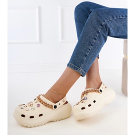 Flip beige -flops construidos con decoraciones 2 Flip beige -flops construidos con decoraciones 2