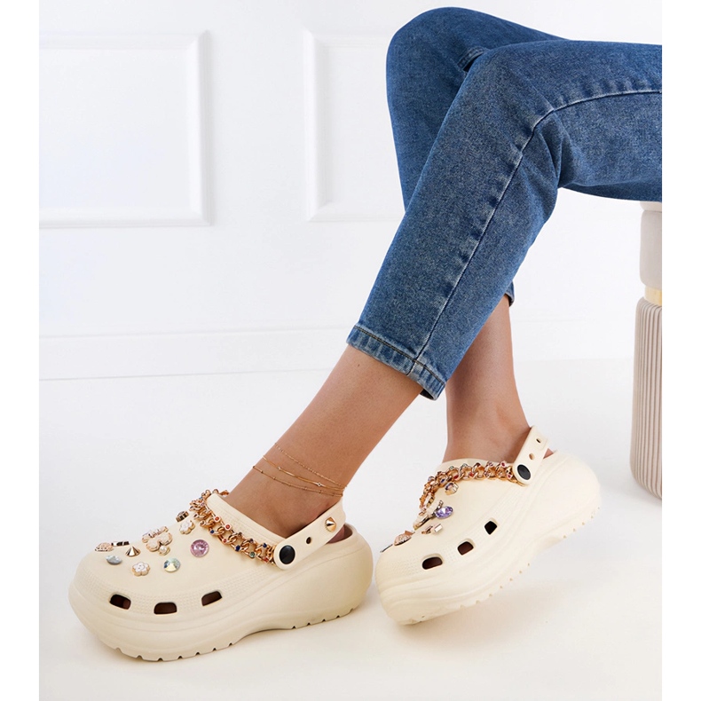 Flip beige -flops construidos con decoraciones 2