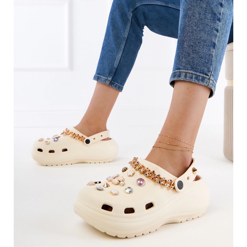 Flip beige -flops construidos con decoraciones 1