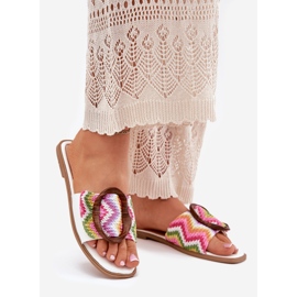 Chanclas de mujeres planas con una hebilla blanca decorativa blanco 1