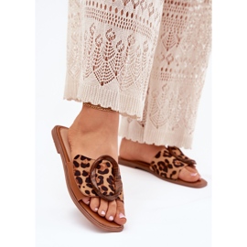 Chanclas planas para mujeres con una hebilla decorativa de leopardo marrón 2 Chanclas planas para mujeres con una hebilla decorativa de leopardo marrón 2