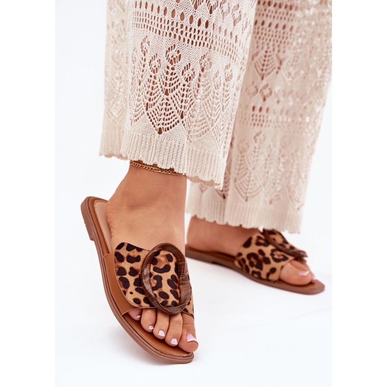 Chanclas planas para mujeres con una hebilla decorativa de leopardo marrón 2 Chanclas planas para mujeres con una hebilla decorativa de leopardo marrón 2