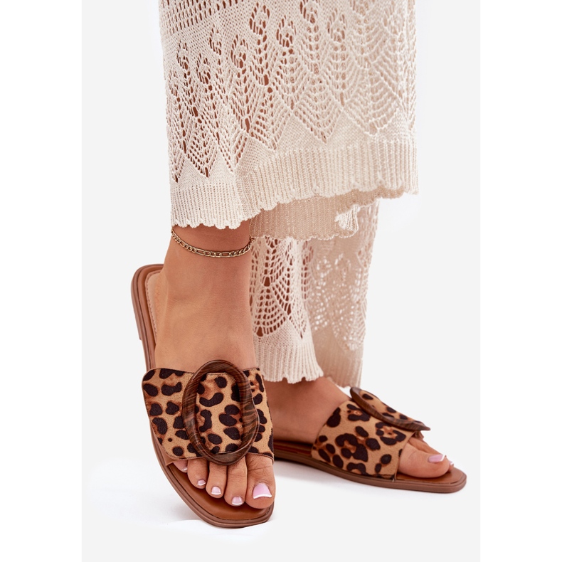 Chanclas planas para mujeres con una hebilla decorativa de leopardo marrón 1