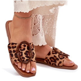 Chanclas planas para mujeres con una hebilla decorativa de leopardo marrón 10