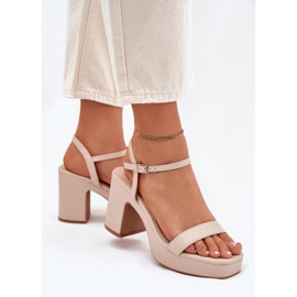 Sandalias de cuero ecológica en el post beige 4