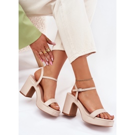 Sandalias de cuero ecológica en el post beige 5