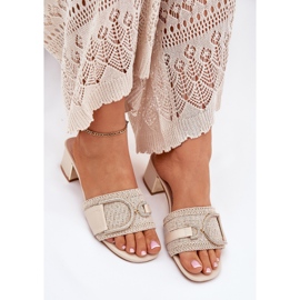 Tacones altos de las mujeres con un detalle decorativo BEIGE 9