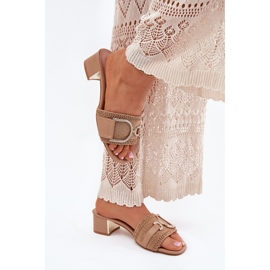 Tacones para mujeres con un detalle decorativo de beige oscuro 5