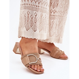Tacones para mujeres con un detalle decorativo de beige oscuro 2