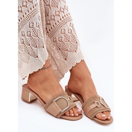 Tacones para mujeres con un detalle decorativo de beige oscuro 6