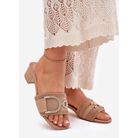 Tacones para mujeres con un detalle decorativo de beige oscuro 1