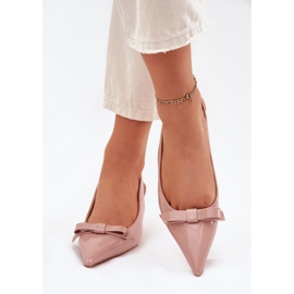 Sandalias barnizadas en un alfiler con un arco desnudo beige 3