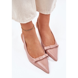 Sandalias barnizadas en un alfiler con un arco desnudo beige 5