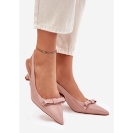 Sandalias barnizadas en un alfiler con un arco desnudo beige 1