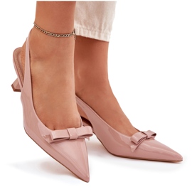Sandalias barnizadas en un alfiler con un arco desnudo beige 9