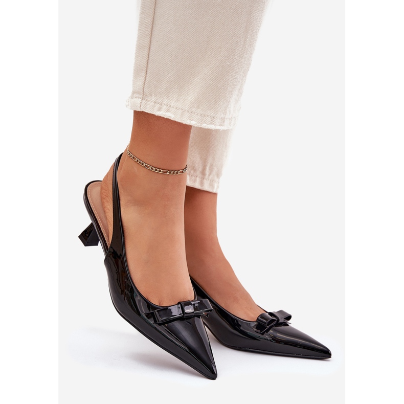 Sandalias pintadas sobre un tacón alto con un arco negro 1