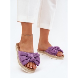 Flip Flip Flip Flip en la plataforma con trenza y arco violeta 2