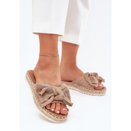 Flip fallas de mujeres en la plataforma con trenza y un arco multicolor 2 Flip fallas de mujeres en la plataforma con trenza y un arco multicolor 2