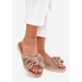 Flip fallas de mujeres en la plataforma con trenza y un arco multicolor 1 Flip fallas de mujeres en la plataforma con trenza y un arco multicolor 1