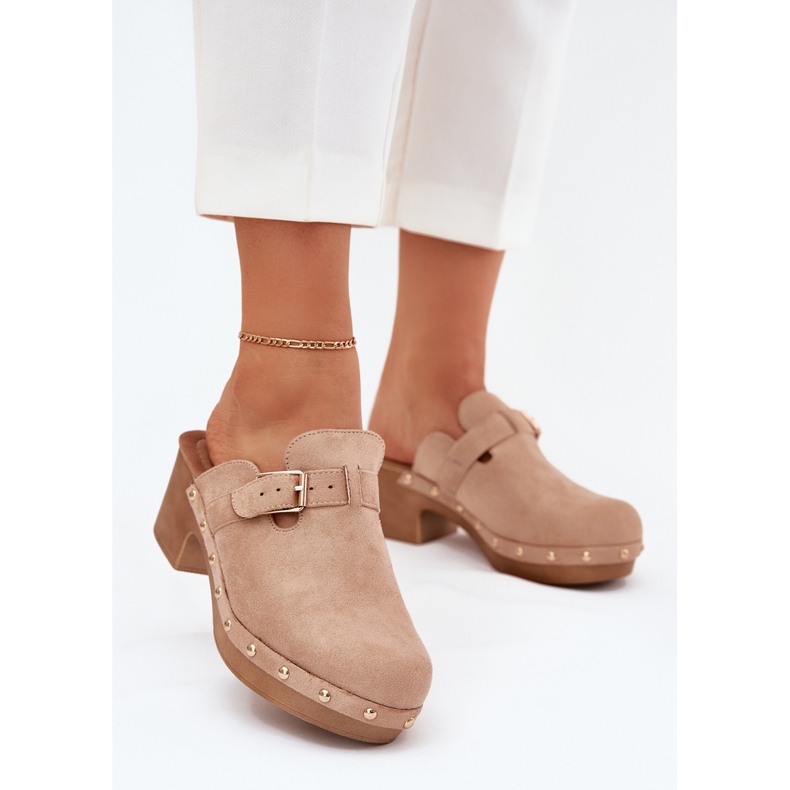Zapatillas para mujeres con un beige de hebilla 2