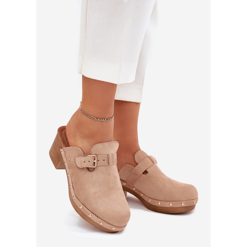 Zapatillas para mujeres con un beige de hebilla 1