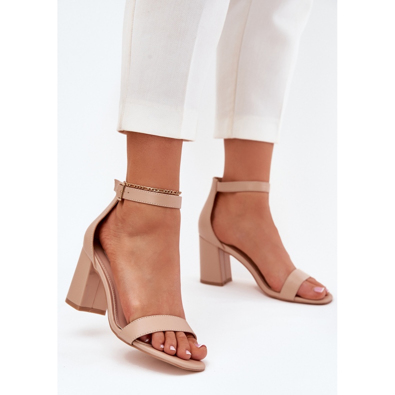 Sandalias de mujer de cuero ecológica en el post beige 2