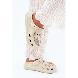Chanclas de espuma beige con alfileres 3