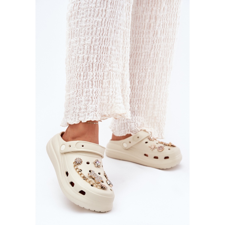 Chanclas de espuma beige con alfileres 2