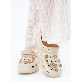 Chanclas de espuma beige con alfileres 5