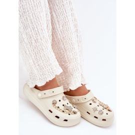 Chanclas de espuma beige con alfileres 6