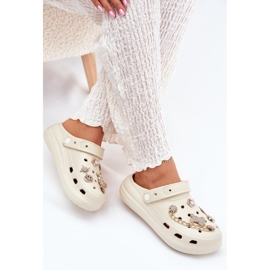Chanclas de espuma beige con alfileres 7