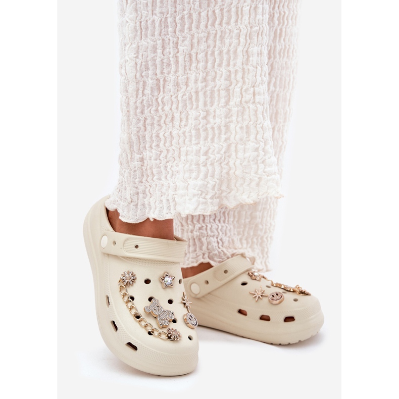 Chanclas de espuma beige con alfileres 1 Chanclas de espuma beige con alfileres 1