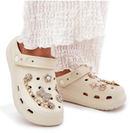 Chanclas de espuma beige con alfileres 10
