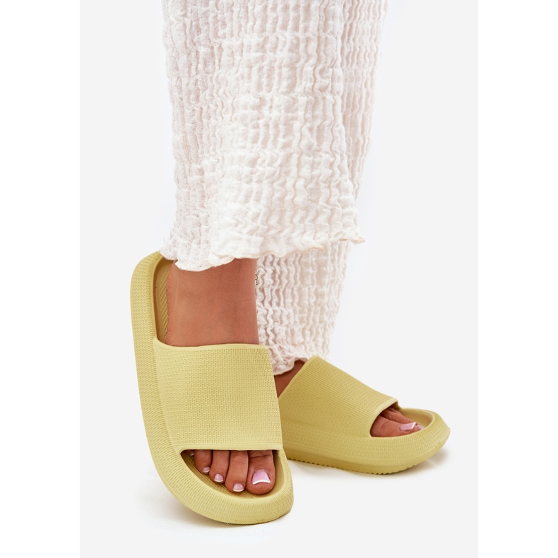 Zapatillas de espuma ligera de mujeres en una suela gruesa de lima verde 1 Zapatillas de espuma ligera de mujeres en una suela gruesa de lima verde 1