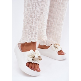 Zapatillas de espuma para mujeres en la plataforma con arco y un broche blanco 2 Zapatillas de espuma para mujeres en la plataforma con arco y un broche blanco 2