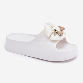 Zapatillas de espuma para mujeres en la plataforma con arco y un broche blanco 4