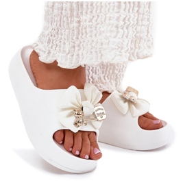 Zapatillas de espuma para mujeres en la plataforma con arco y un broche blanco 8